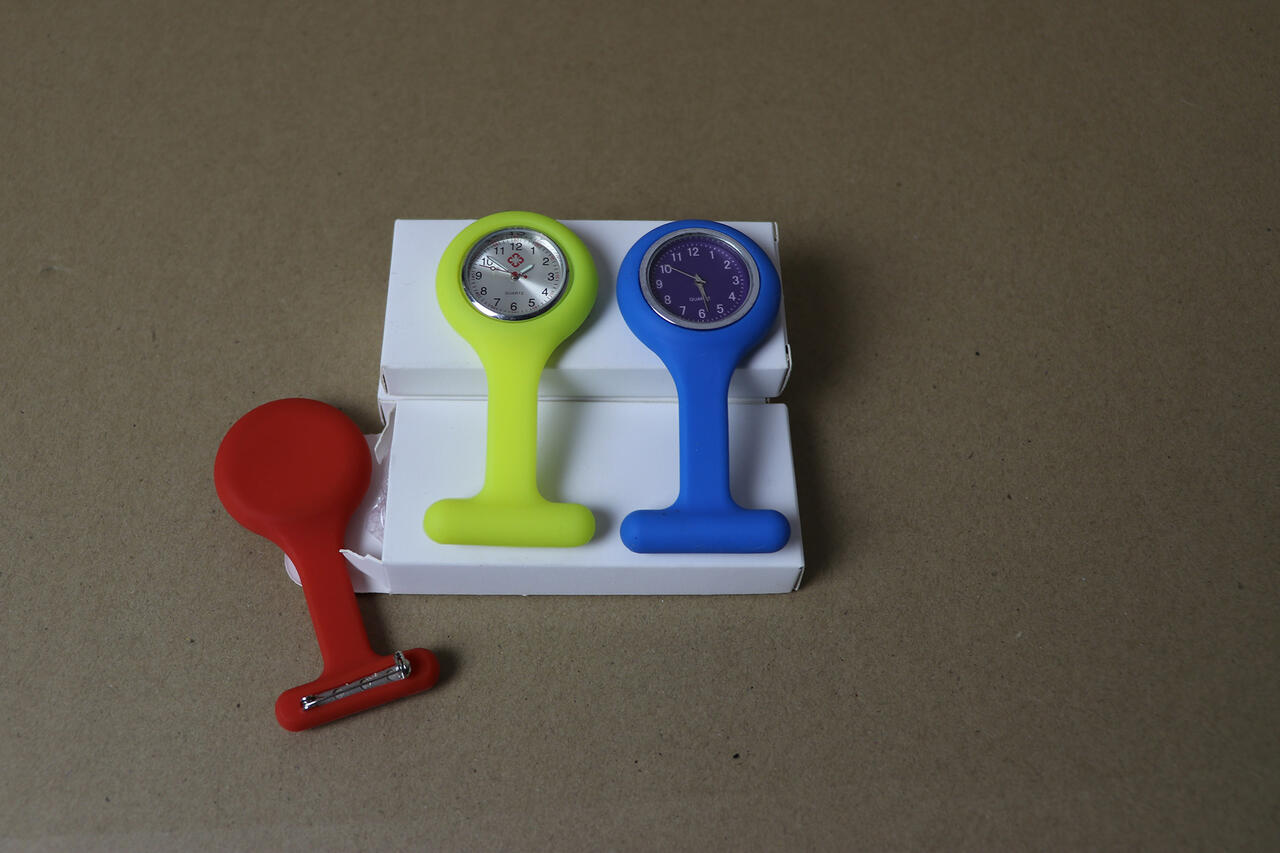 Montre d'infimière en silicone avec logo personnalisé image