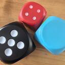 Dés en mousse PU avec points en creux, en noir, rouge et bleu