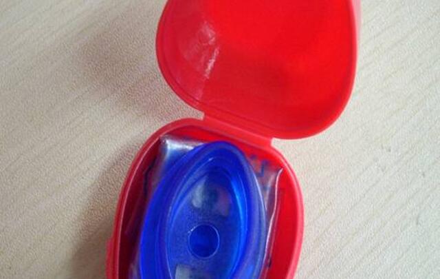 Masque de réanimation CPR avec boîte en forme de coeur personnalisable image