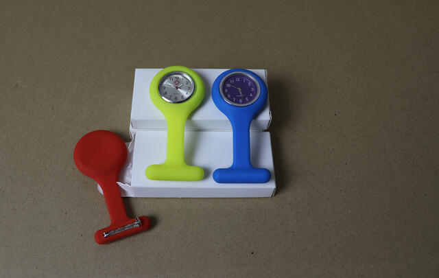 Montre d'infimière en silicone avec logo personnalisé image
